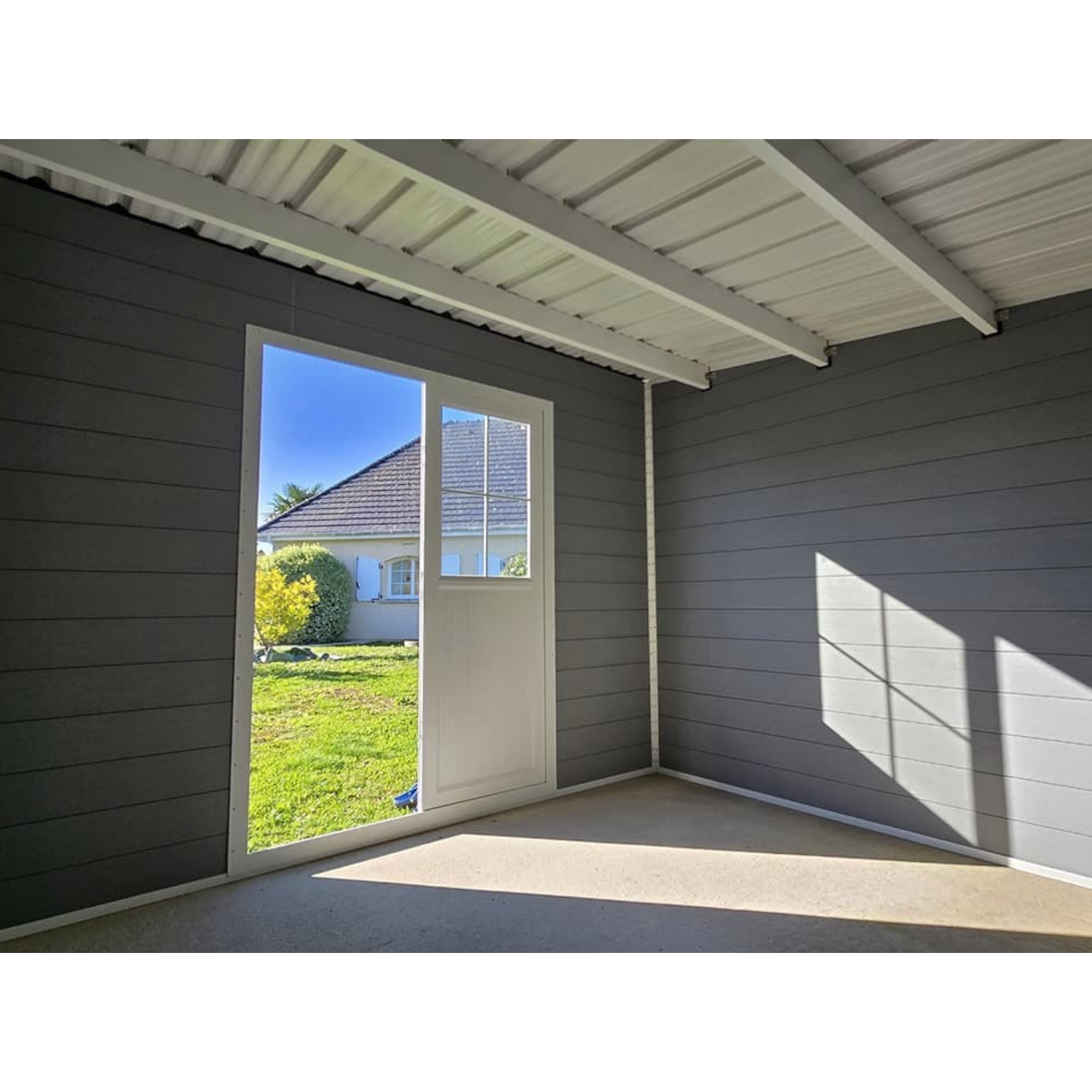 imgi_65_5-140.png Abri de jardin composite SINTRA 9 m² gris clair – Moderne et résistant – Image 7