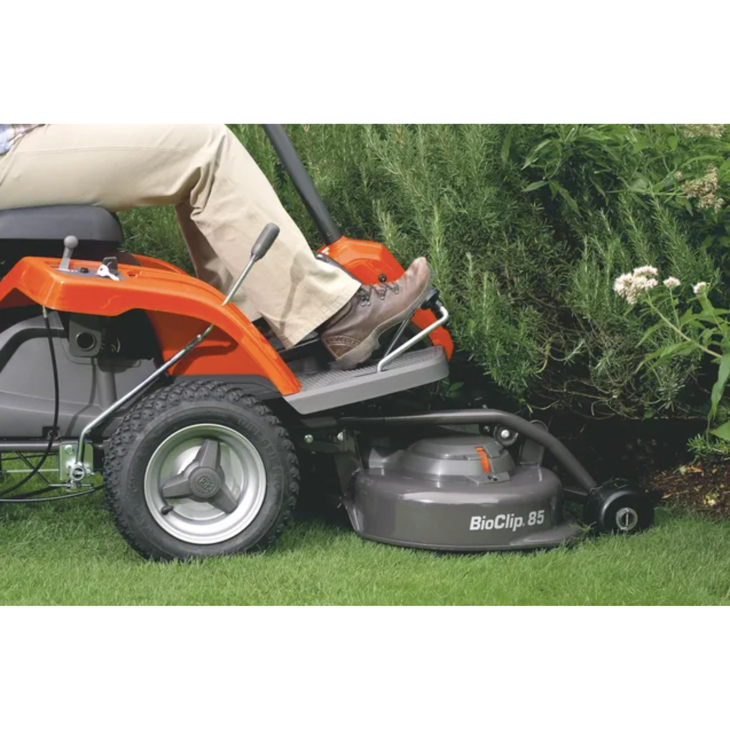 imgi_74_9-45.png Tondeuse autoportée Husqvarna R112C Rider neuve – Compacte et maniable – Destockage – Image 5